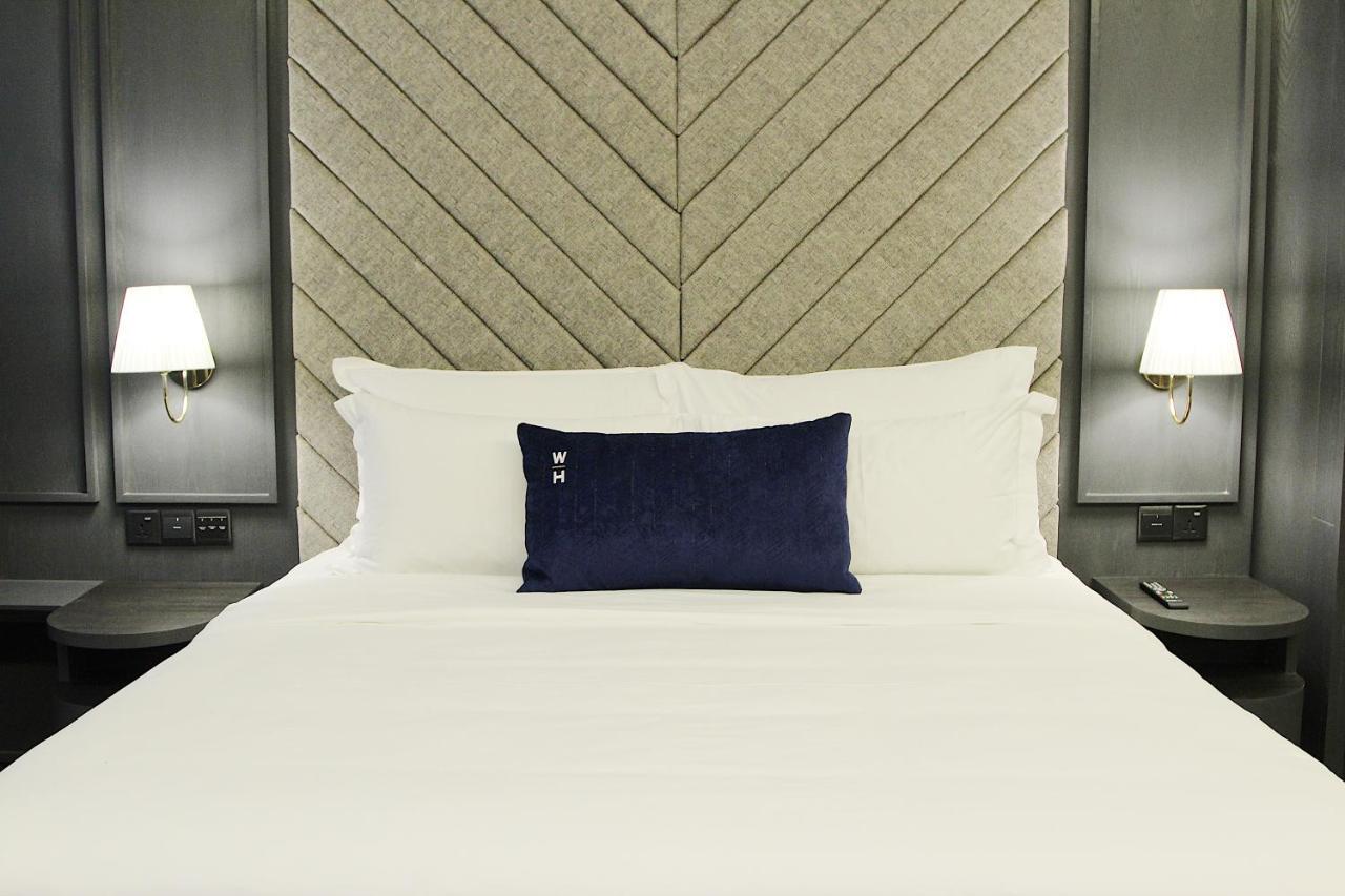 Weil Hotel Ipoh Extérieur photo A bed with a decorative pillow