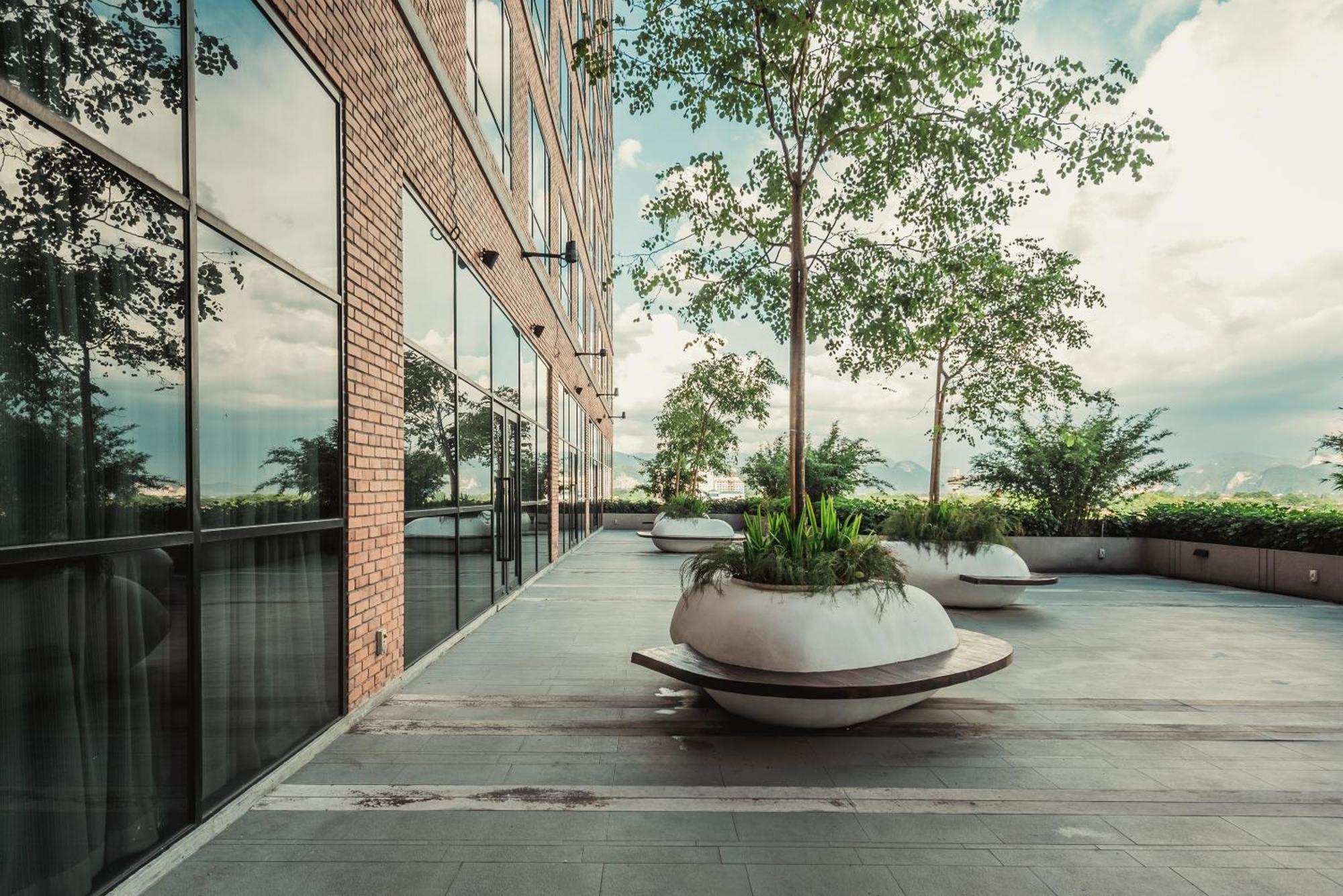 Weil Hotel Ipoh Extérieur photo The rooftop garden