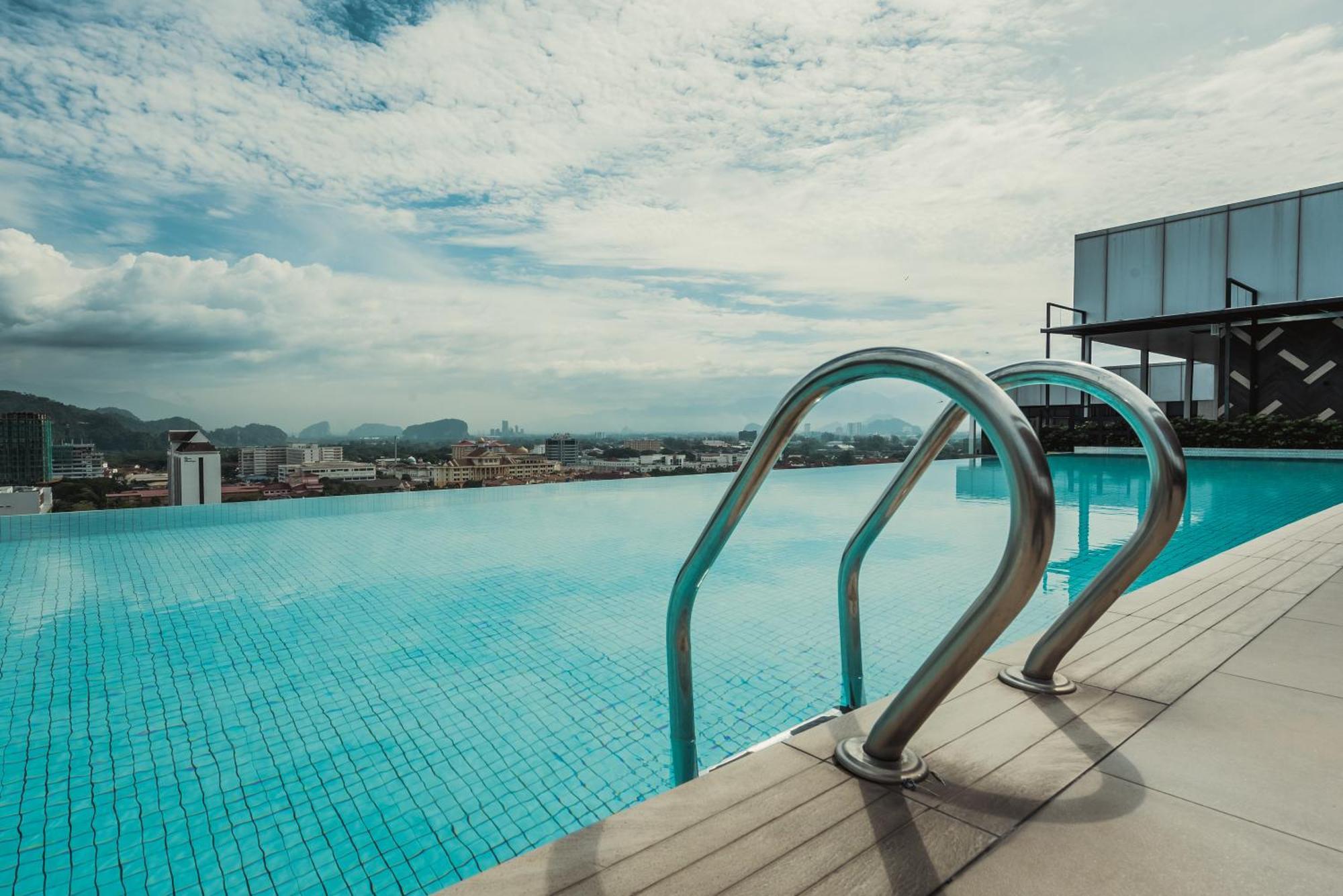 Weil Hotel Ipoh Extérieur photo Infinity pool at the rooftop of a hotel in Kuala Lumpur, Malaysia