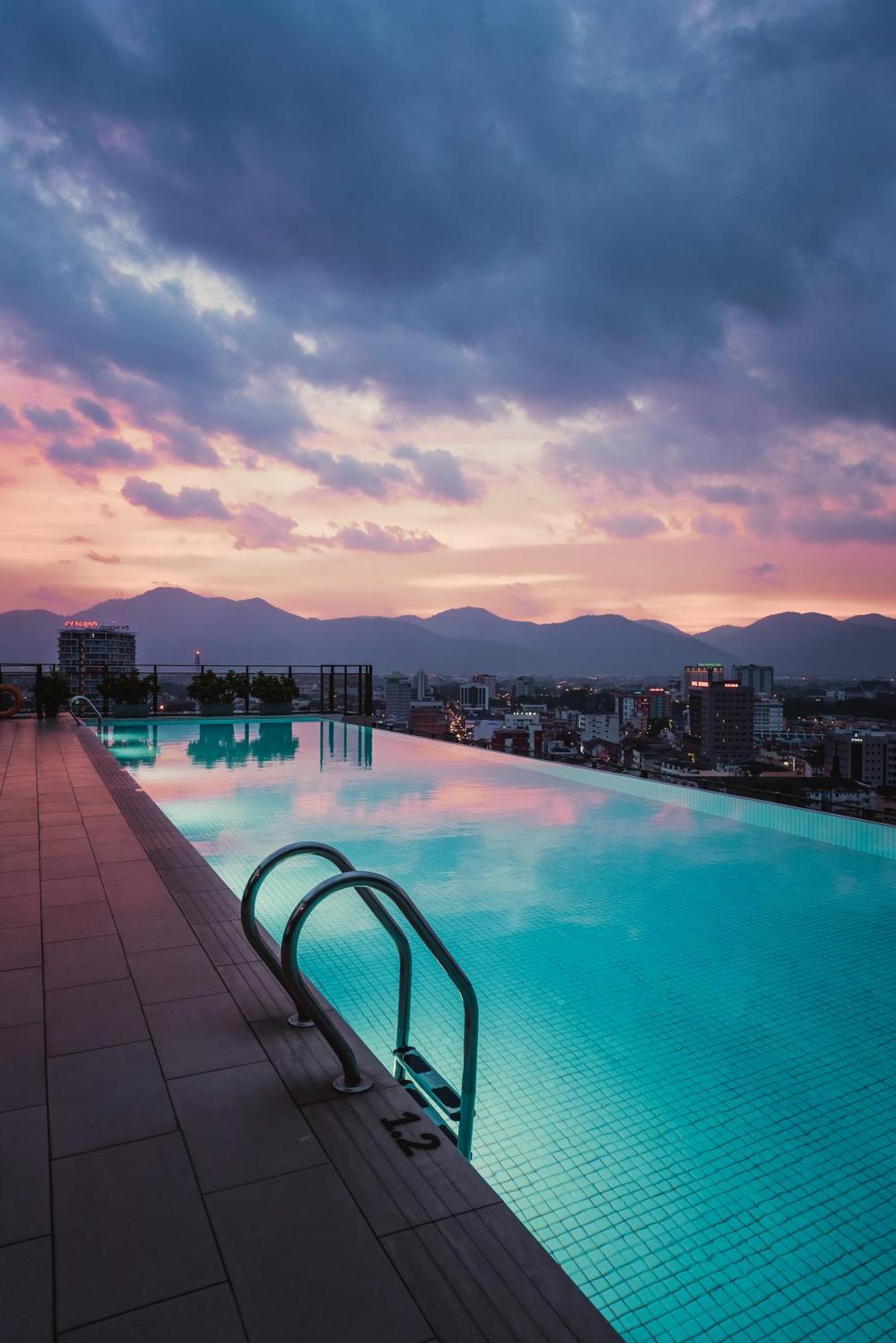 Weil Hotel Ipoh Extérieur photo Infinity pool at the hotel