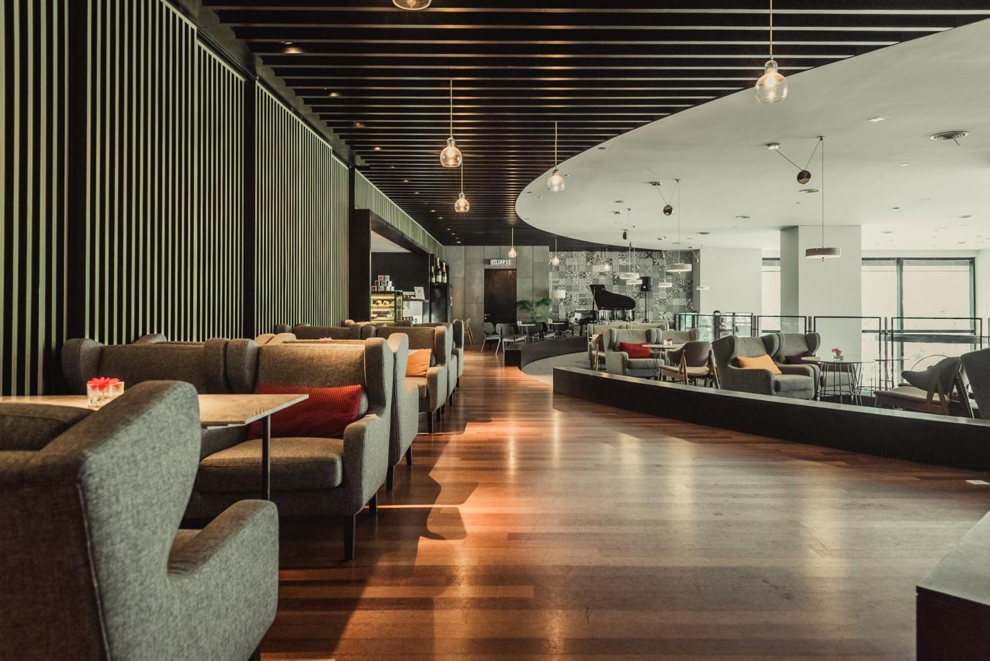 Weil Hotel Ipoh Extérieur photo The lounge at KLIA