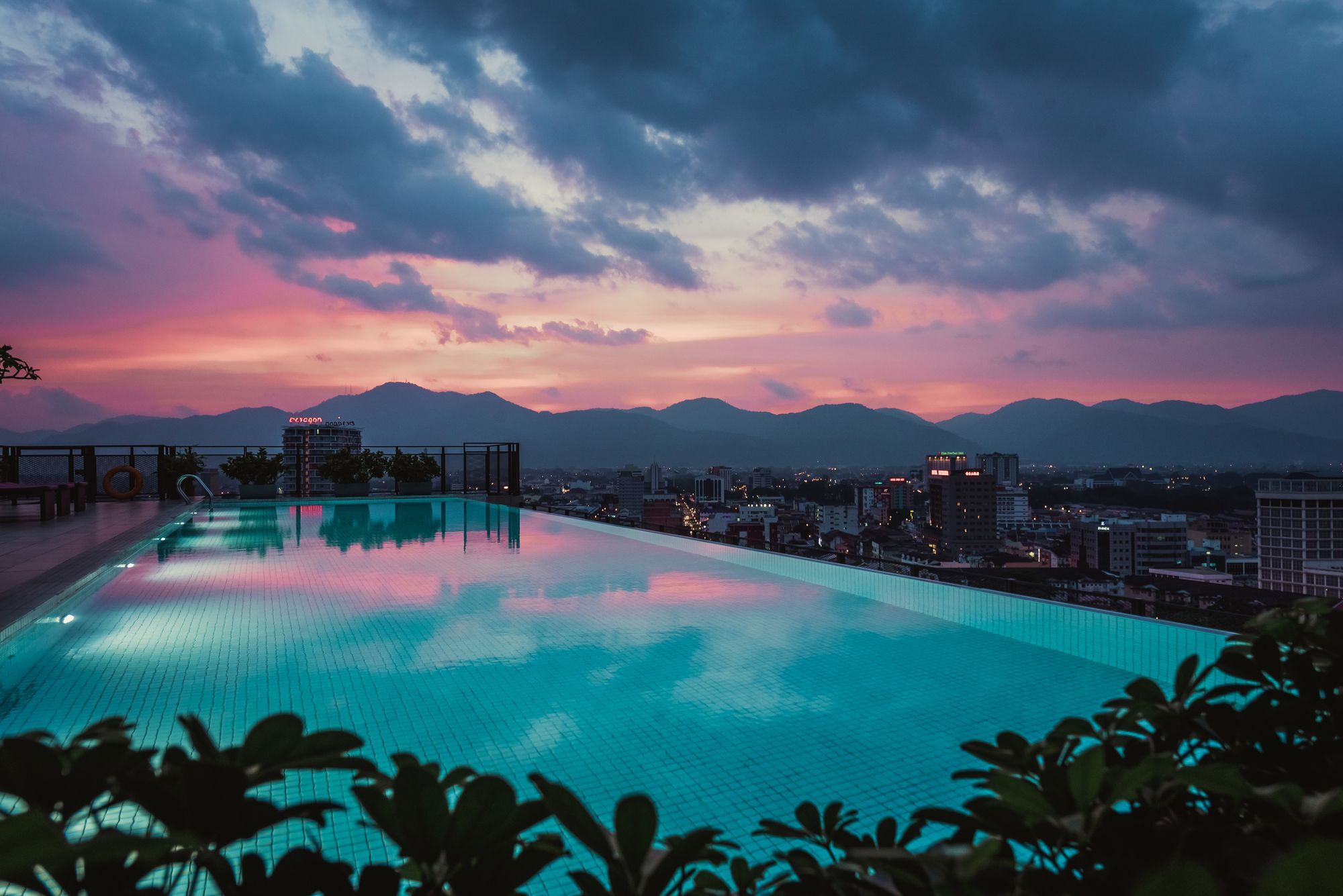 Weil Hotel Ipoh Extérieur photo View from the rooftop pool